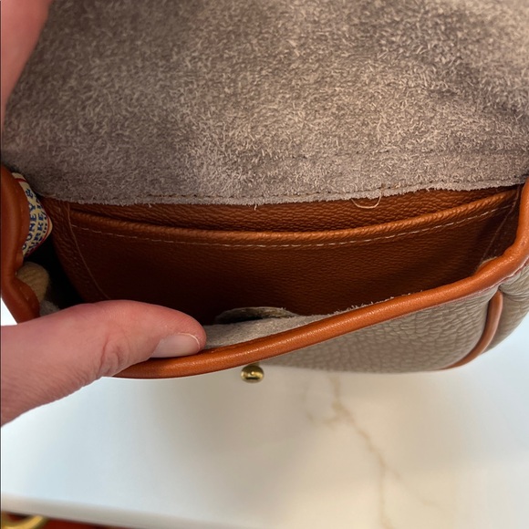 Dooney & Bourke Tan Leather Crossbody Calvary bag Brass Hardware Vintage - Picture 5 of 9